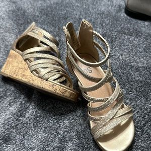 Gold little girls sandal with wedge heel